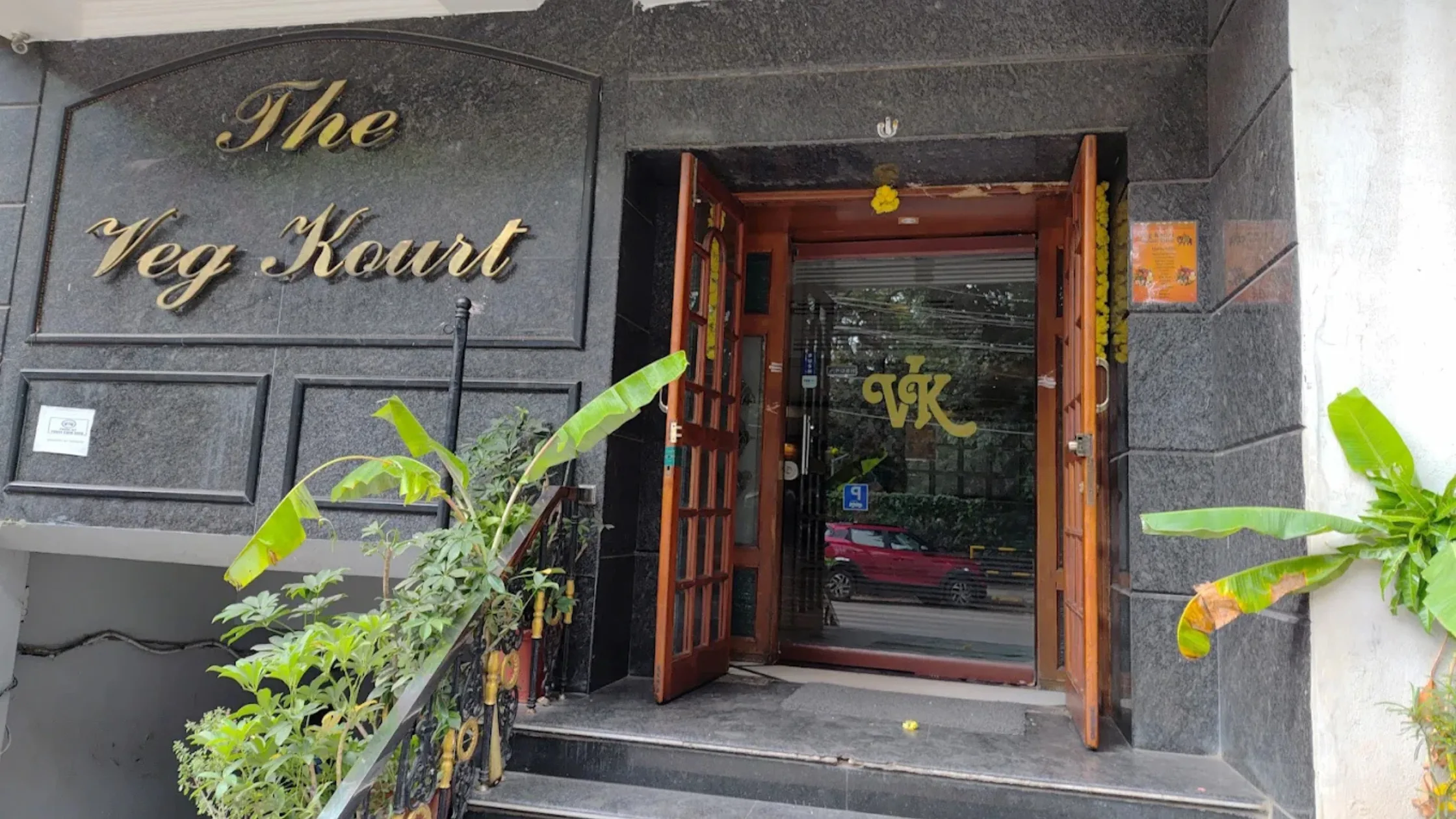 Best restaurants near Mysore Palace for travelers looking for local food.
