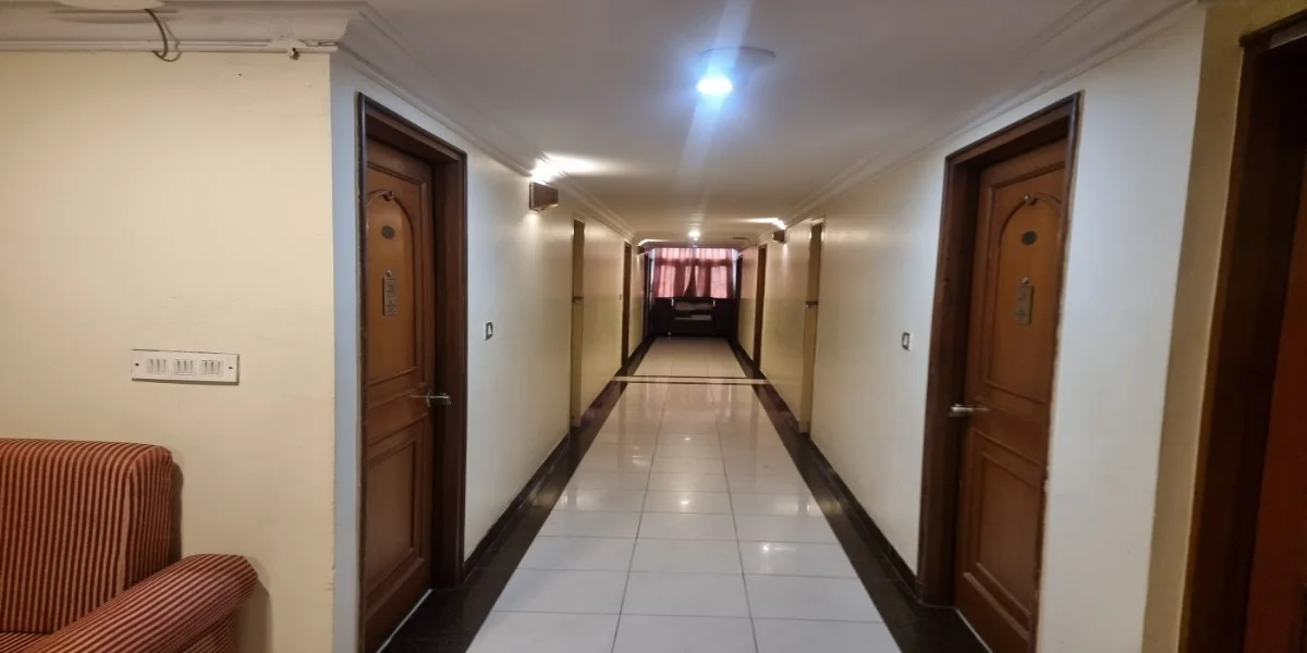 clean-hotel-hallway-at-short-stay-hotels-in-mysore