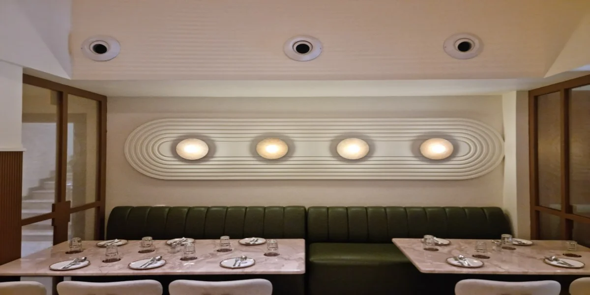 comfortable-restaurant-seating-at-the-best-hotels-in-mysore-for-couples-and-families