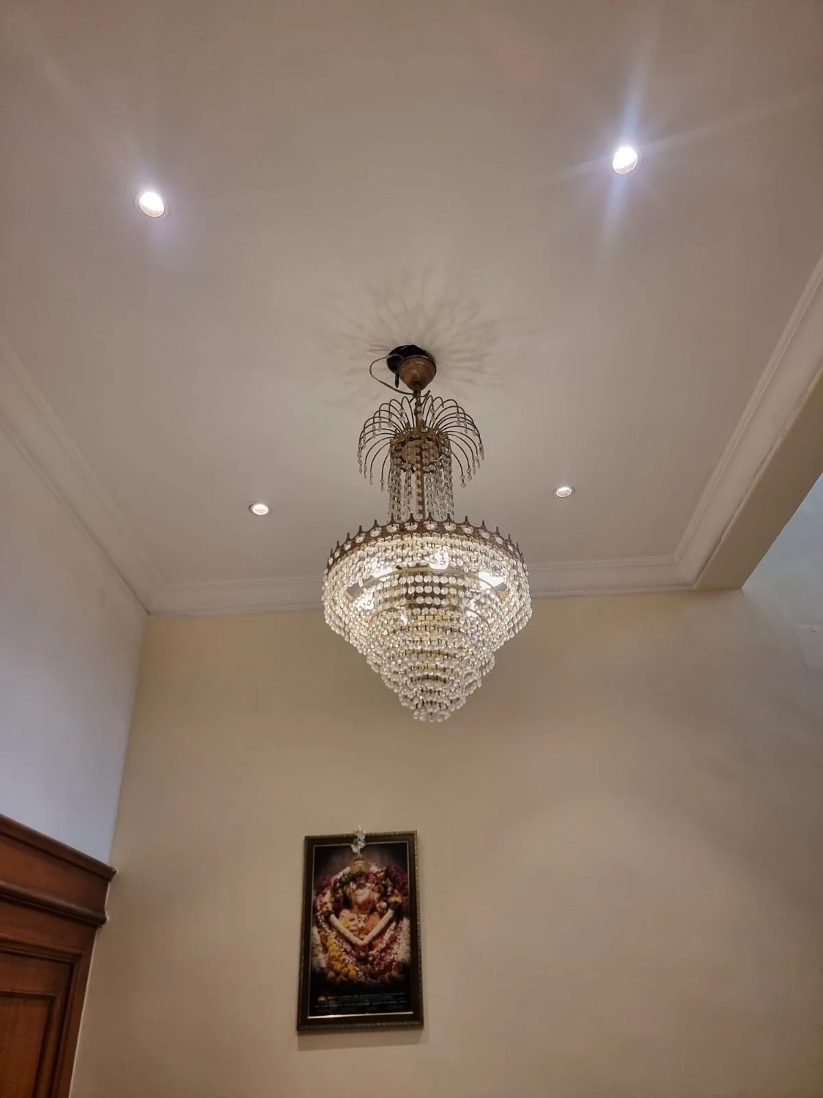 decorative-chandelier-in-a-welcoming-hotel-interior-for-hotel-booking-in-mysore
