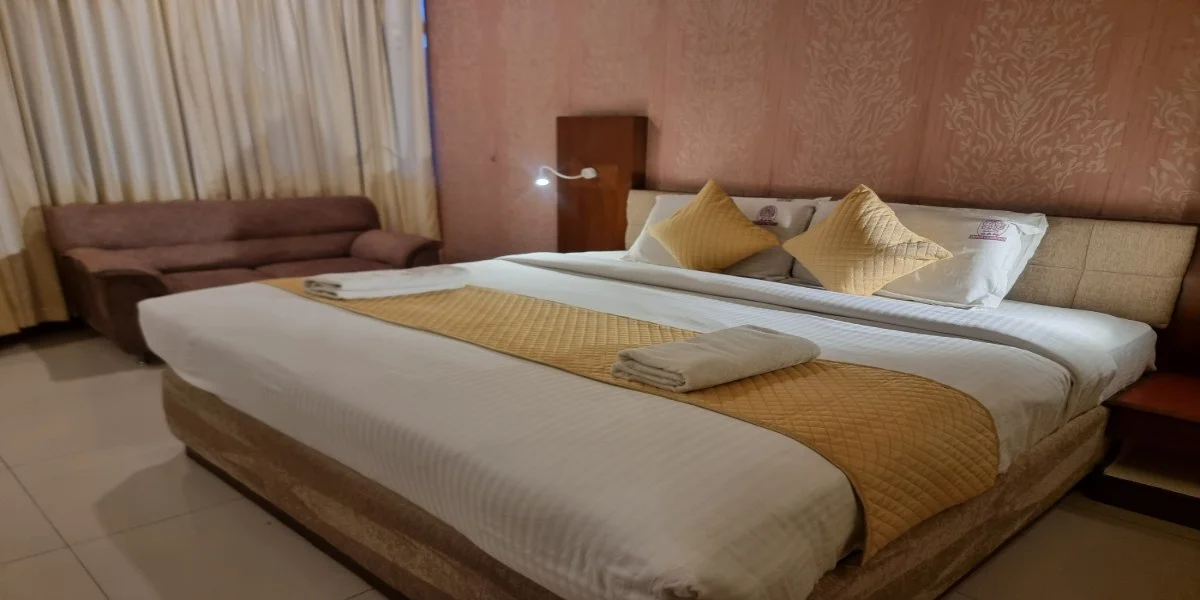 spacious-bedroom-with-modern-furnishings-for-mysore-hotel-booking