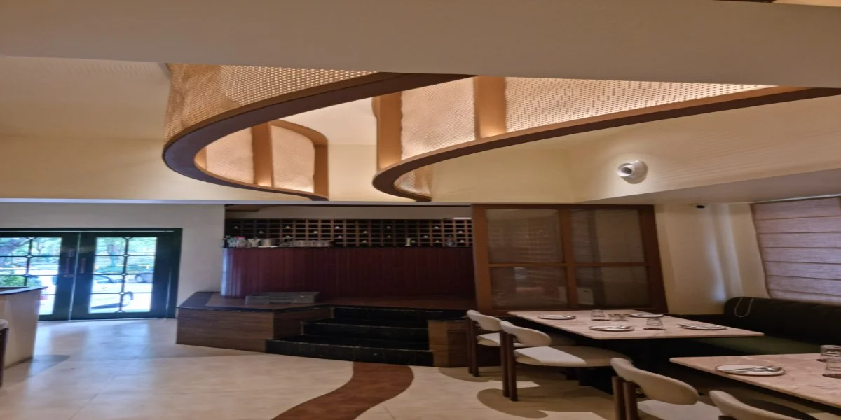 well-designed-hotel-dining-space-for-guests-booking-mysore-hotel-rooms